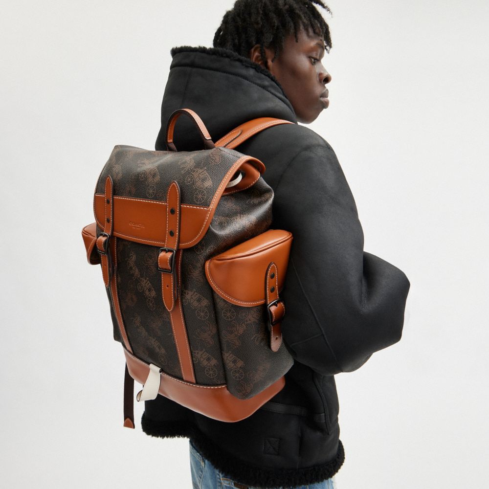 Coach Hitch Backpack With Large Horse And Carriage Print Printed Coated Canvas/Truffle/Burnished Amber | 310-XDSBOY